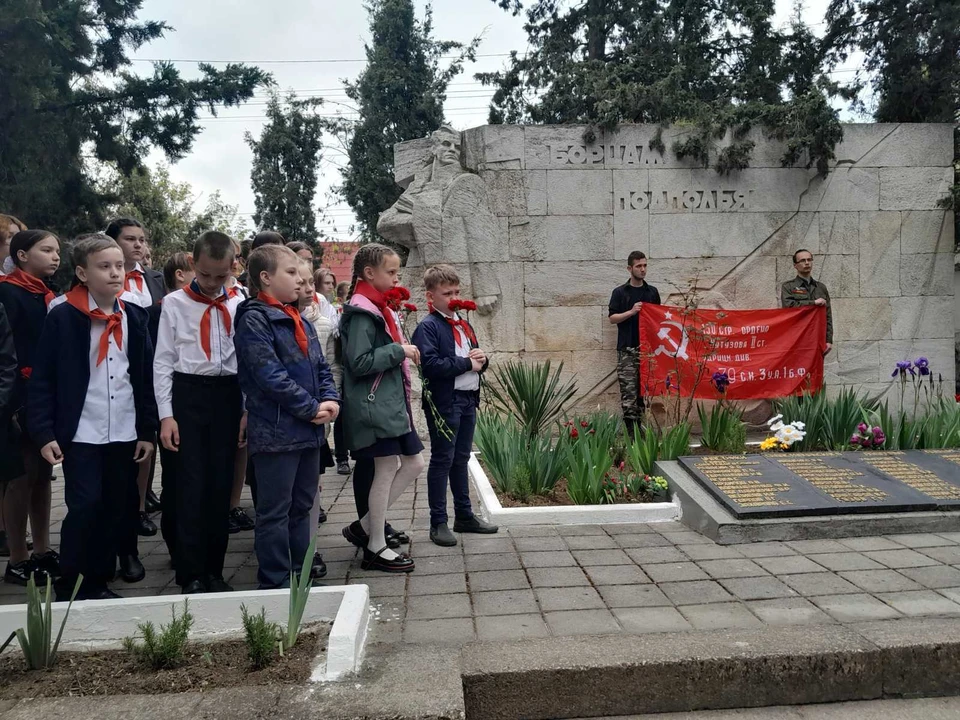Ребята возложили цветы к могилам борцов севастопольского подполья. Фото автора