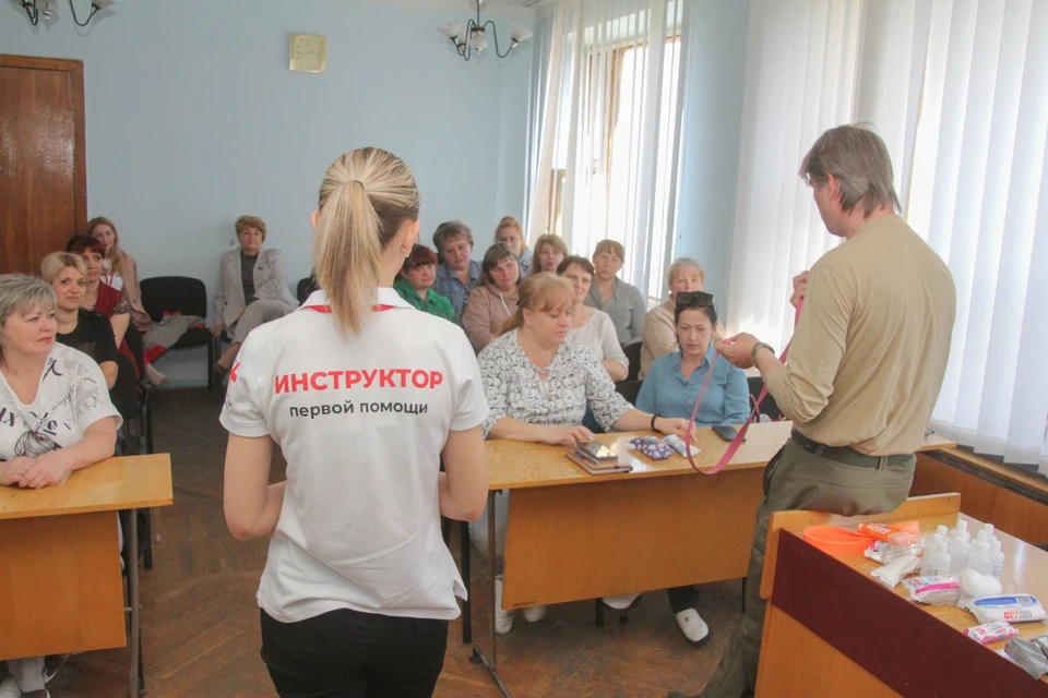 «Волонтеры медики» учат жительниц Донецка оказанию первой медицинской помощи
