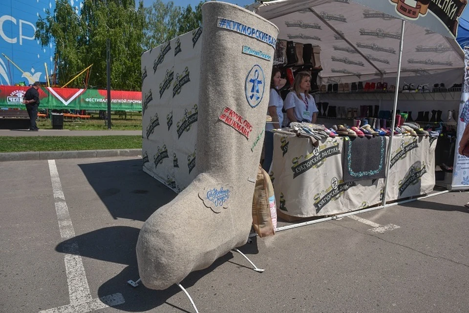 На фестивале проходит выставка-продажа продукции местных производителей. Фото: nabchelny.ru