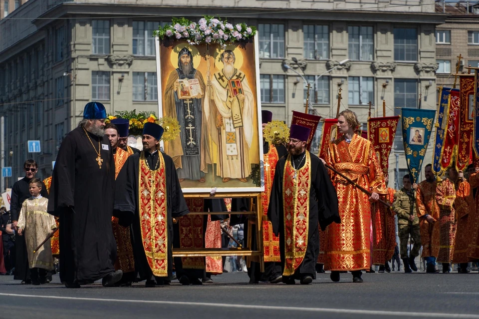 По Новосибирску пронесли икону с Кириллом и Мефодием. Фото: Кирилл Новопашин.