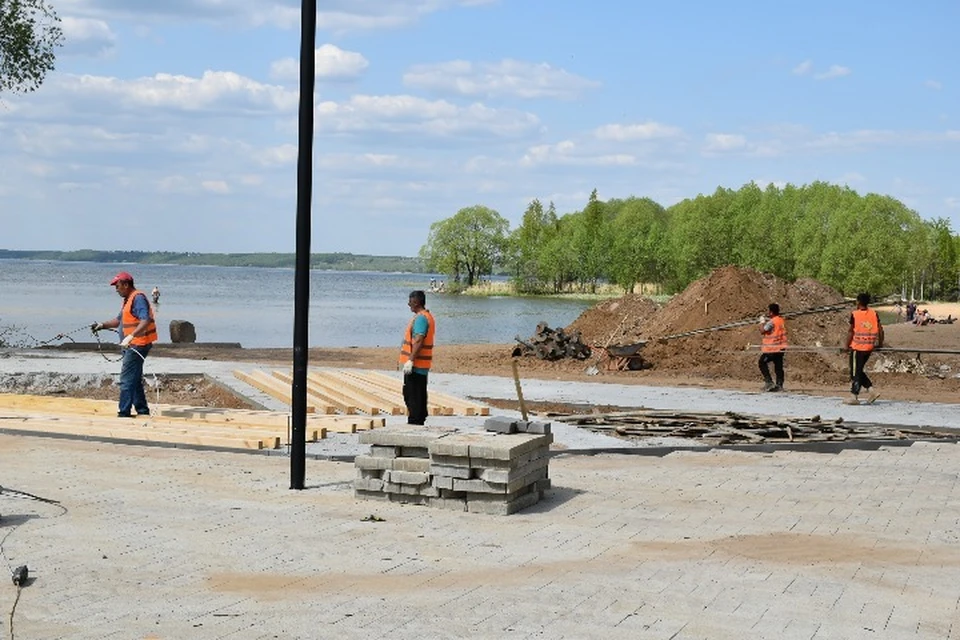 В Переславле продолжают благоустраивать прибрежную зону Плещеева озера