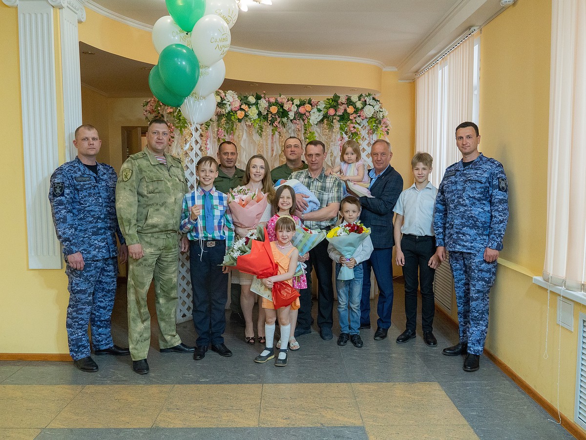 В семье пензенского росгвардейца Александра Пронькина родился седьмой  ребенок - KP.RU