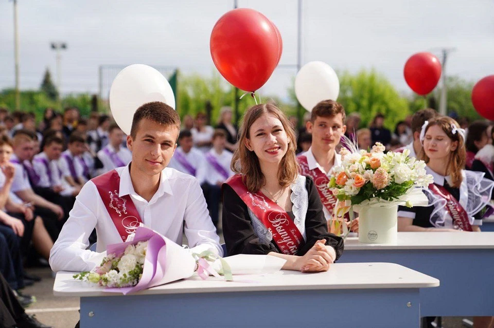 Замглавы региона Анна Минькова поздравила выпускников с последним звонком.