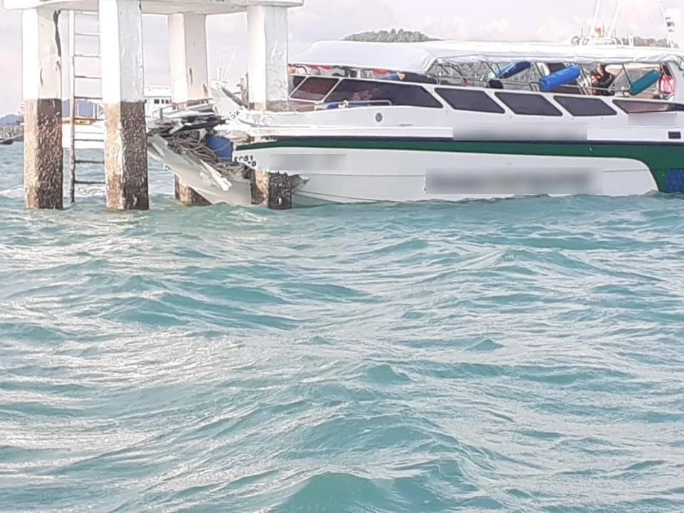 17 мая скоростной катер врезался в сигнальную вышку около пляжа Чалонг на острове Пхукет. Фото: Phuket Info Center