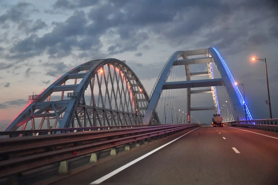 Аксенов: Крымский мост временно закрыт из-за проводимых учений
