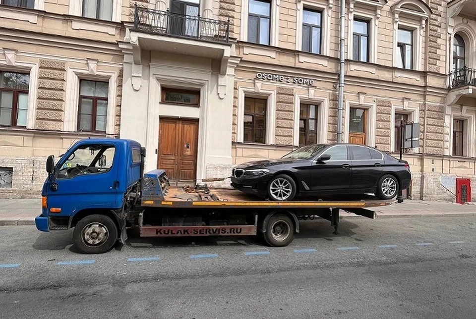 Автомобили премиум-класса эвакуировали с платных парковок из-за отсутствия номеров в Петербурге. Фото: Комитет по транспорту