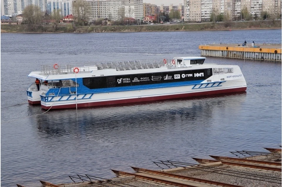 Второй скоростной катамаран для поездок в Кронштадт спустили на воду в Петербурге.