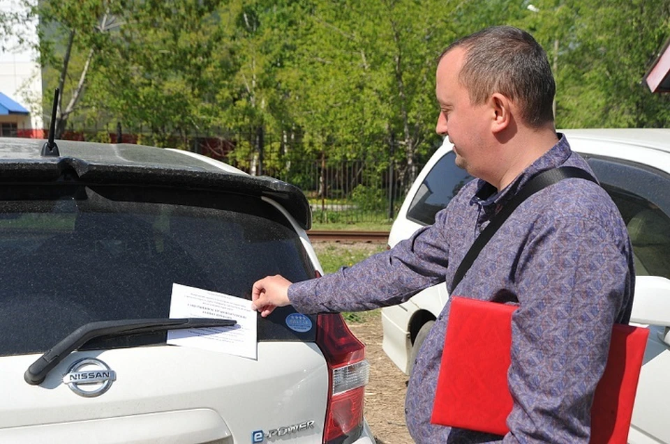 Владельцы автомобилей получат штрафы за парковку на аллее памяти в Хабаровске
