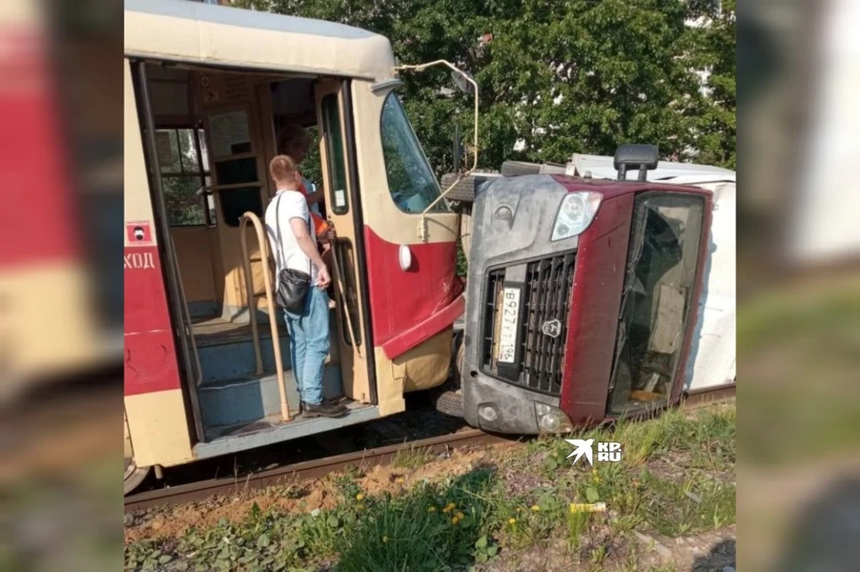 Трамвай несколько метров протащил по рельсам автомобиль. Фото: читатель "КП-Екатеринбург"