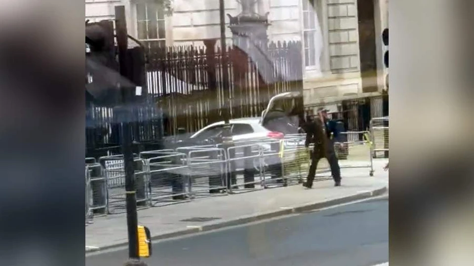 Автомобиль врезался в ворота резиденции премьера Британии на Даунинг-стрит