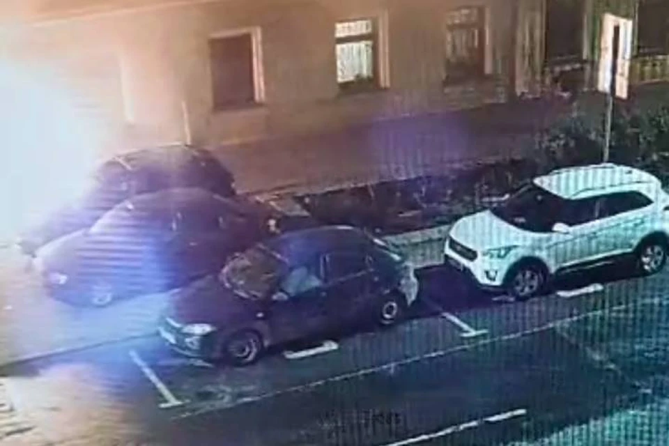 На видео попал момент взрыва электросамоката под мужчиной во время езды в Петербурге