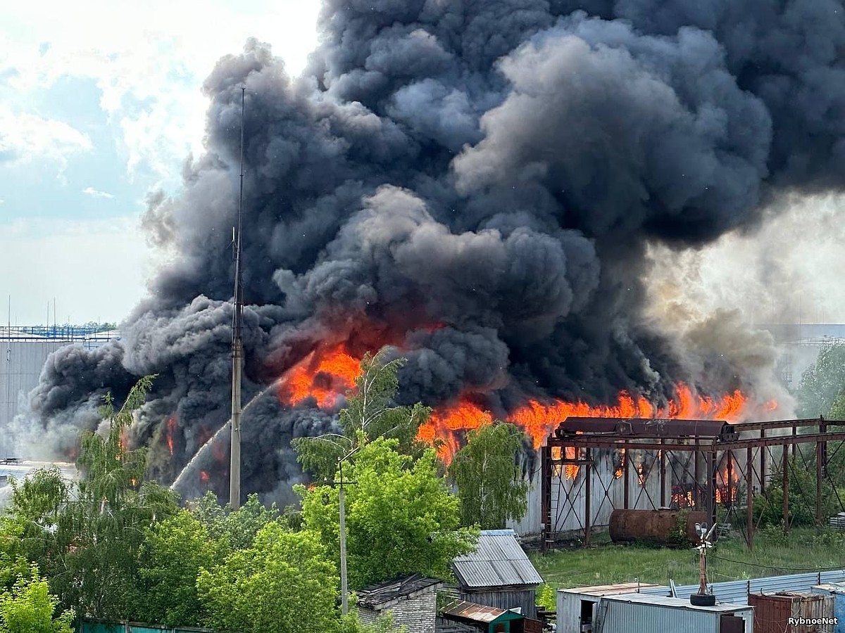 В городе Рыбном под Рязанью произошел крупный пожар на складе рядом с АБЗ -  KP.RU