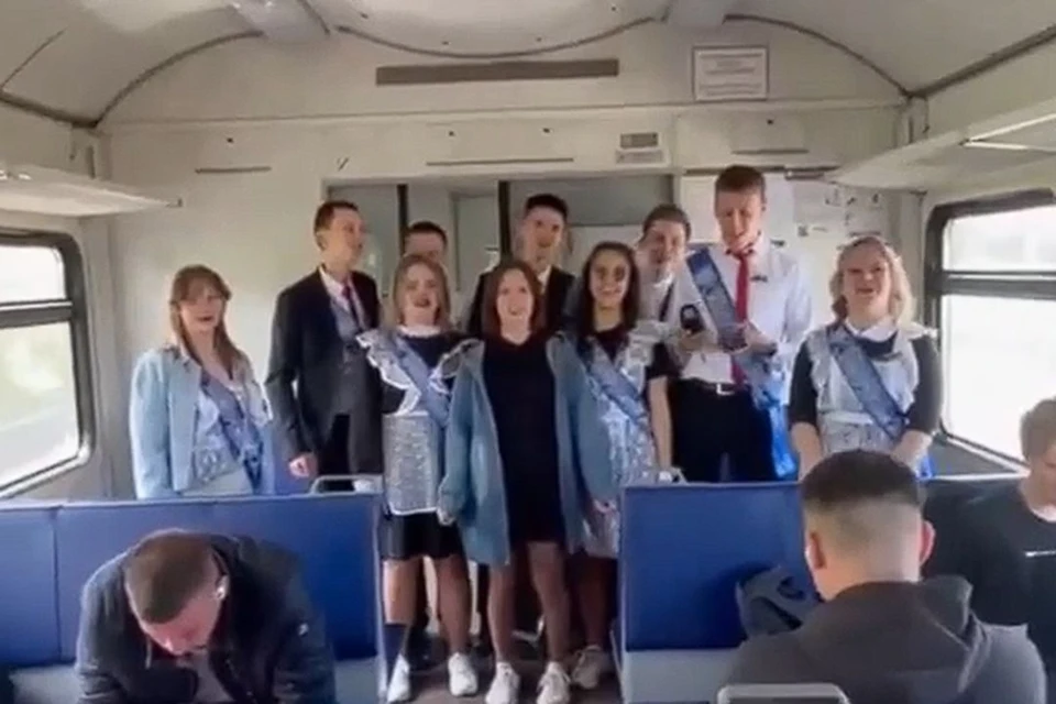 Нарядные выпускники хором спели старый хит. Фото: стоп-кадр видео из АСТ-54.