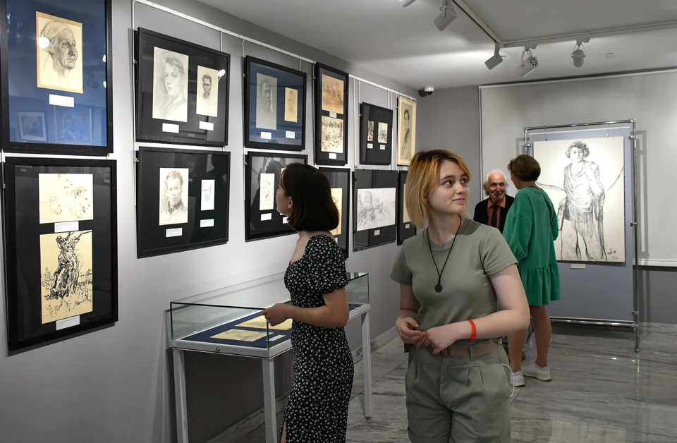 В Волгограде открылись две выставки художников-графиков.