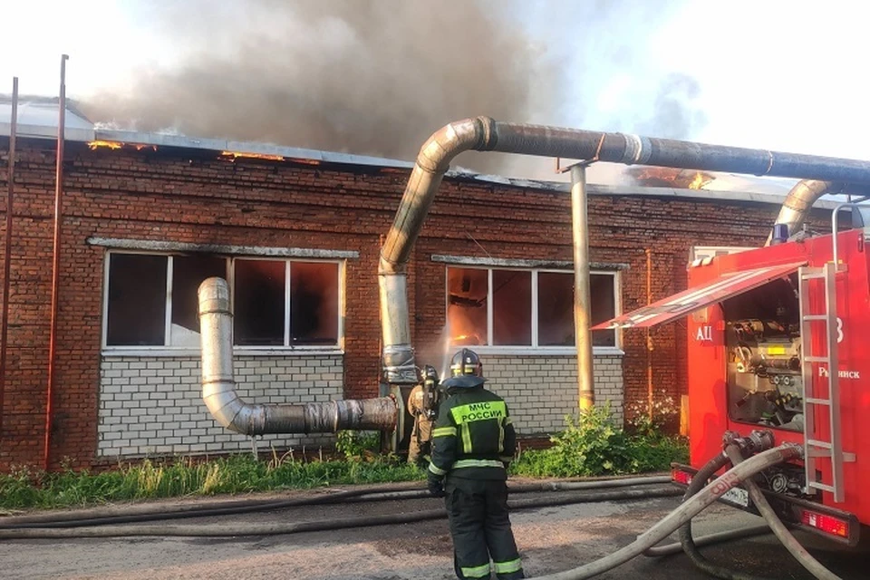 Пожар на мебельной фабрике в Рыбинске продолжают тушить.
