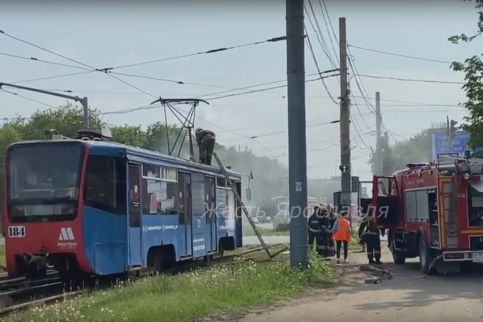 В Ярославле загорелся трамвай. Скриншот с видео, группа "Жесть Ярославль" ВКонтакте