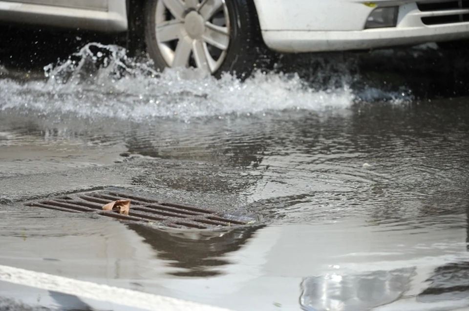Аварийные службы откачали воду на десятках подтопленных дорог