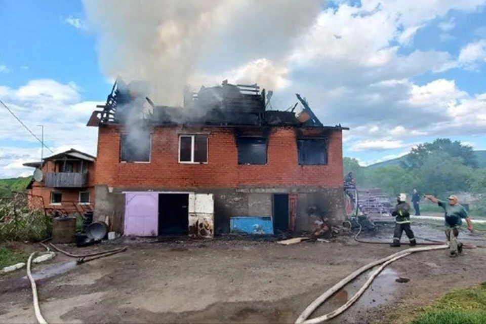Площадь пожара составила около 200 квадратных метров.