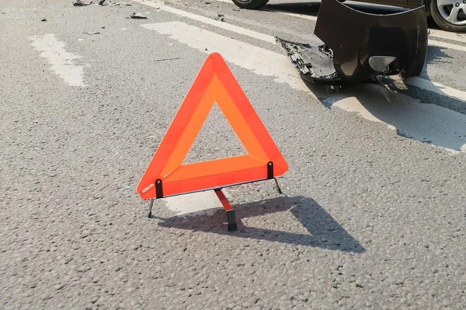 В Ленинском районе Новосибирска иномарка наехала на бордюр и перевернулась.