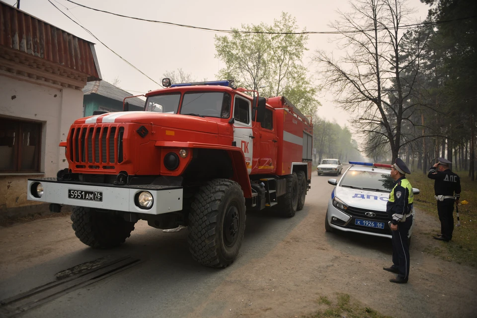 В СНТ "Проектировщик" загорелись два магазина-склада.