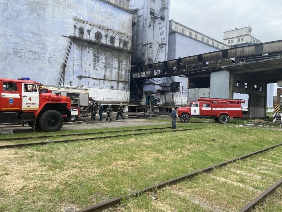 Пожарные машины на месте возгорания на улице Туполева.