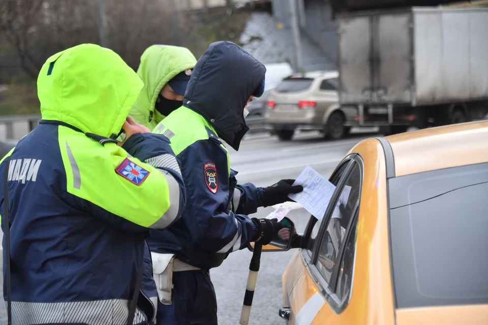 В Ростовской области сотрудники дорожно-постовой службы остановили такси, пассажиры которого явно нервничали, а в итоге признались, что везут наркотики.