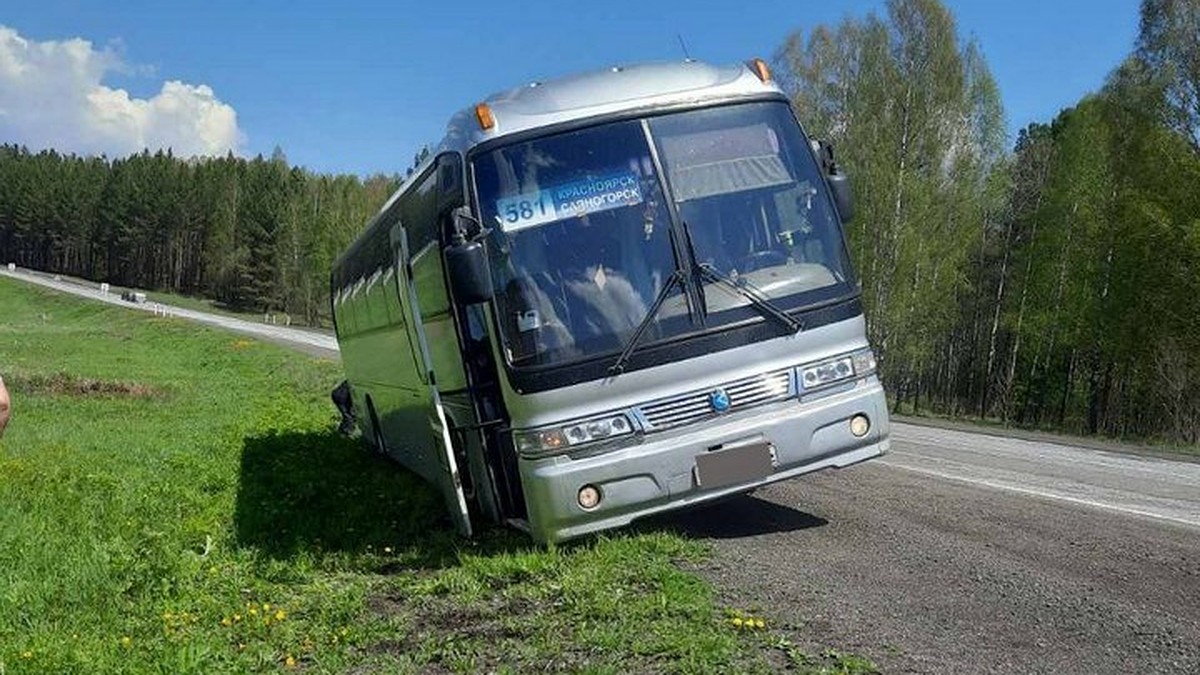 Рейсовый автобус Красноярск – Саяногорск едва не перевернулся на обочине -  KP.RU