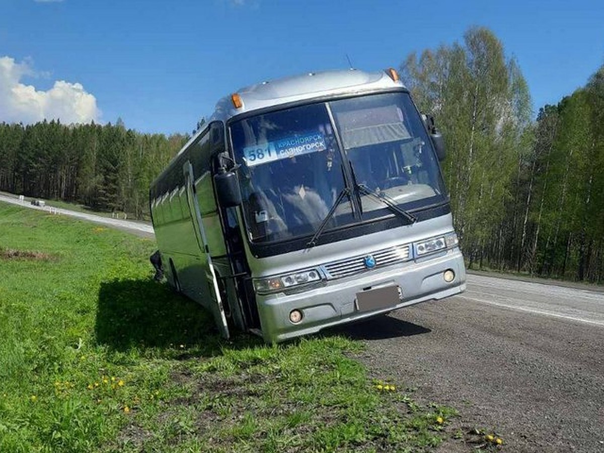 Рейсовый автобус Красноярск – Саяногорск едва не перевернулся на обочине -  KP.RU