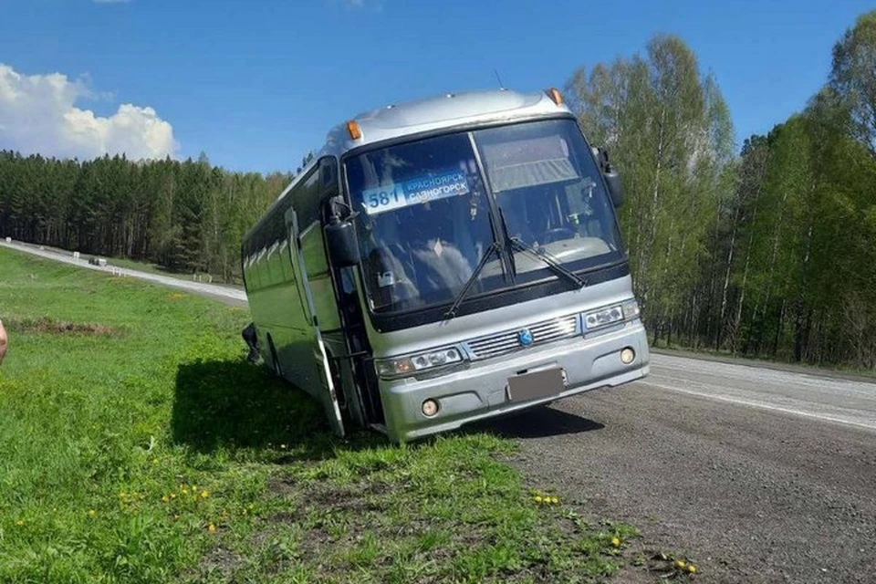 Рейсовый автобус Красноярск – Саяногорск едва не перевернулся на обочине. Фото: соцсети