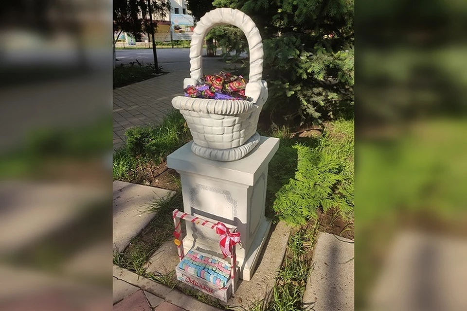 Корзинка со сладостями в Детском сквере в Саках. Фото: Александр Овдиенко/Вконтакте