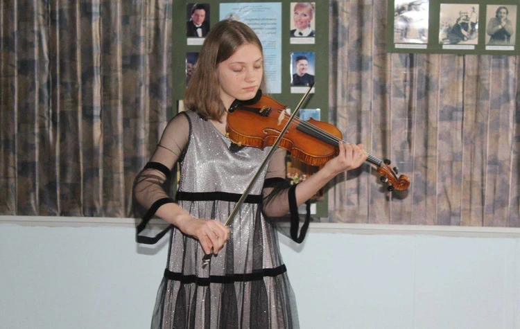 Француженка передала свою скрипку для ребенка из Донбасса в знак поддержки
