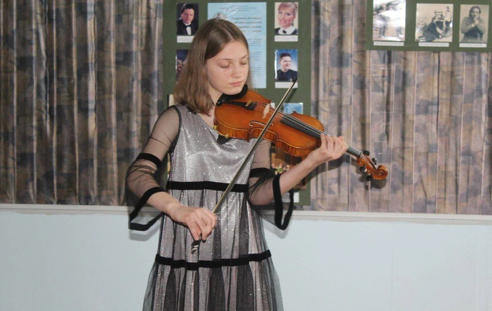 Музыкальный инструмент подарили юной скрипачке из Алчевска