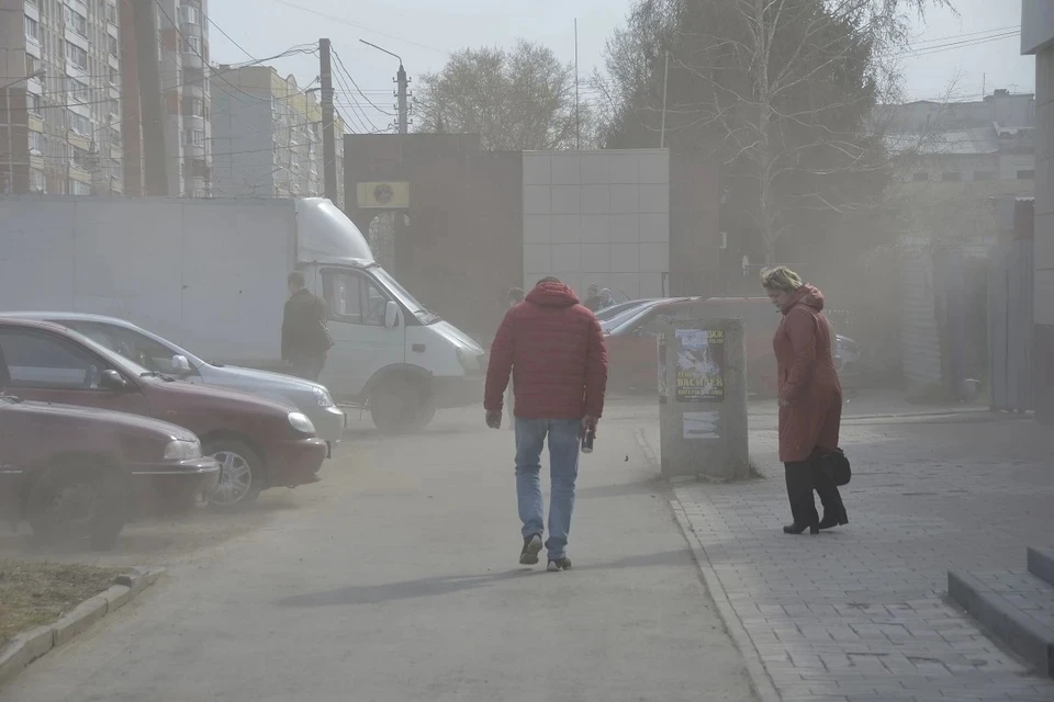 Левый берег накрыл смог.