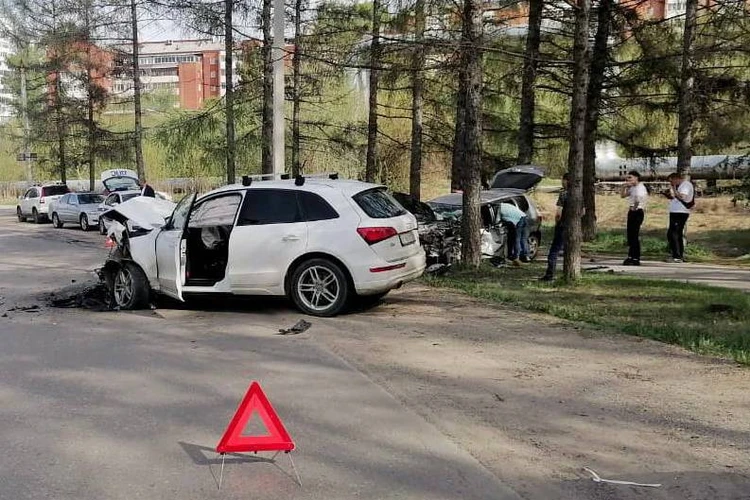 Машина превратилась в груду металла: «покатушки» на Audi едва не закончились трагедией для школьников из Иркутска