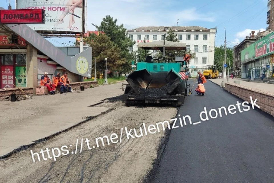 Дорожники заасфальтировали автомобильную стоянку, расположенную у торгового комплекса «Юзовский пассаж». Фото: ТГ/Кулемзин