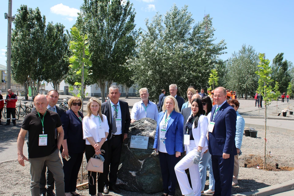 На территории завода появилась зеленая аллея.