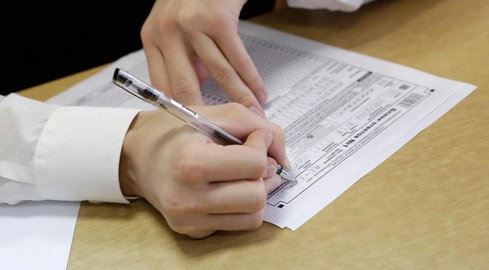 На ЕГЭ по истории зарегистрировалось 870 участников, по физике – 869.