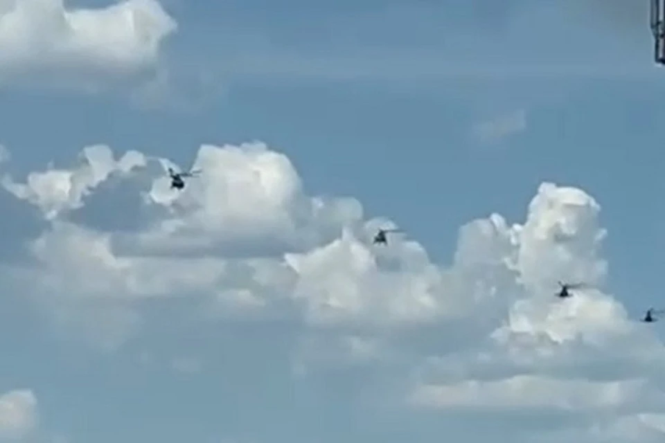 Военные вертолеты кружат над Хабаровском Фото: скриншот из видео