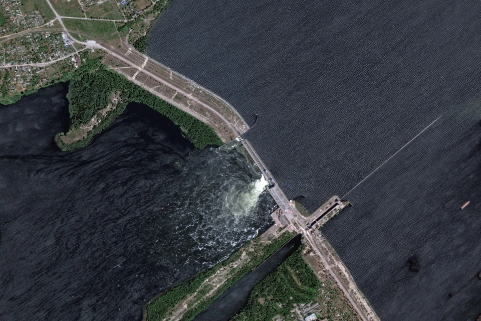 Каховская ГЭС повреждена после ночных обстрелов