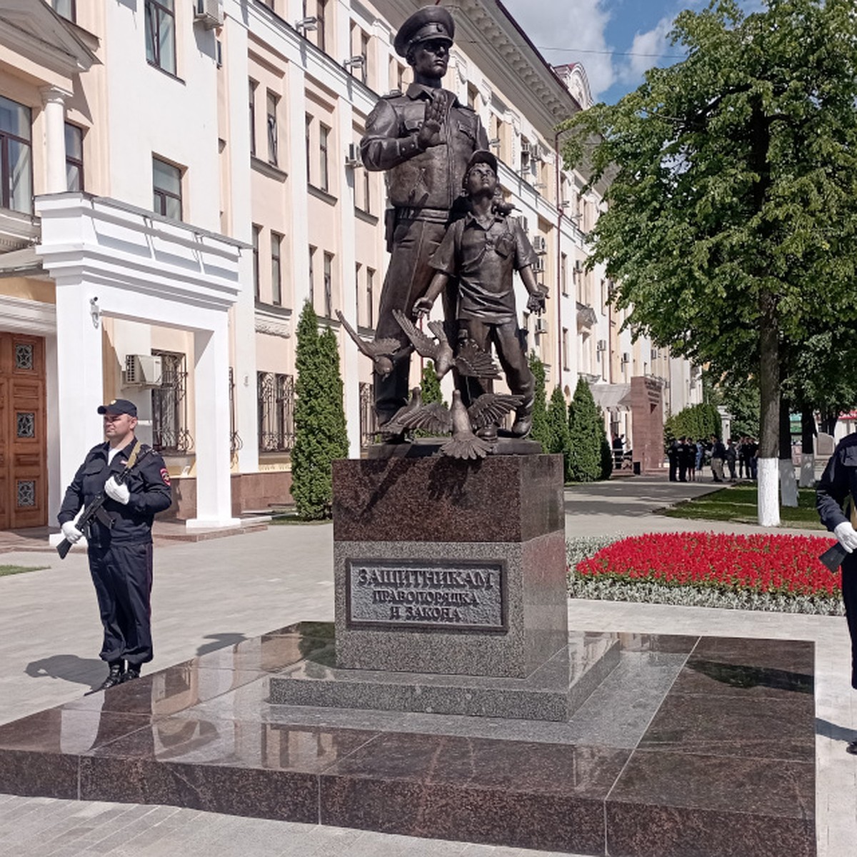 На создание памятника полицейским в Твери скульптора вдохновила работа  участковых милиционеров - KP.RU