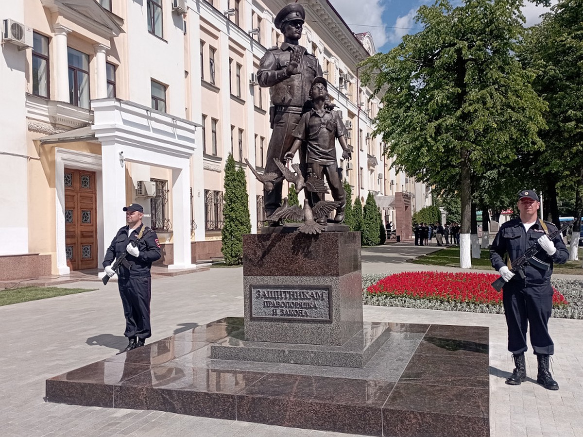 На создание памятника полицейским в Твери скульптора вдохновила работа  участковых милиционеров - KP.RU