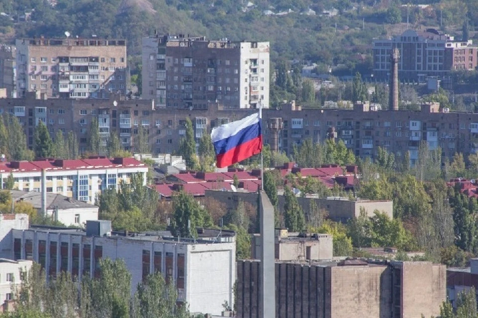 Российские флаги вывесят владельцы торговых точек, строительные подрядчики и местные жители (архивное фото)