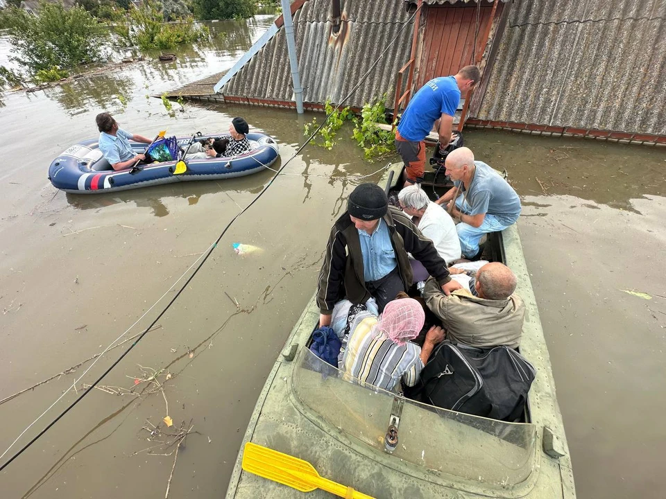 Людей вывозят из зоны подтопления на лодках. Фото: Евгений Кузьмин