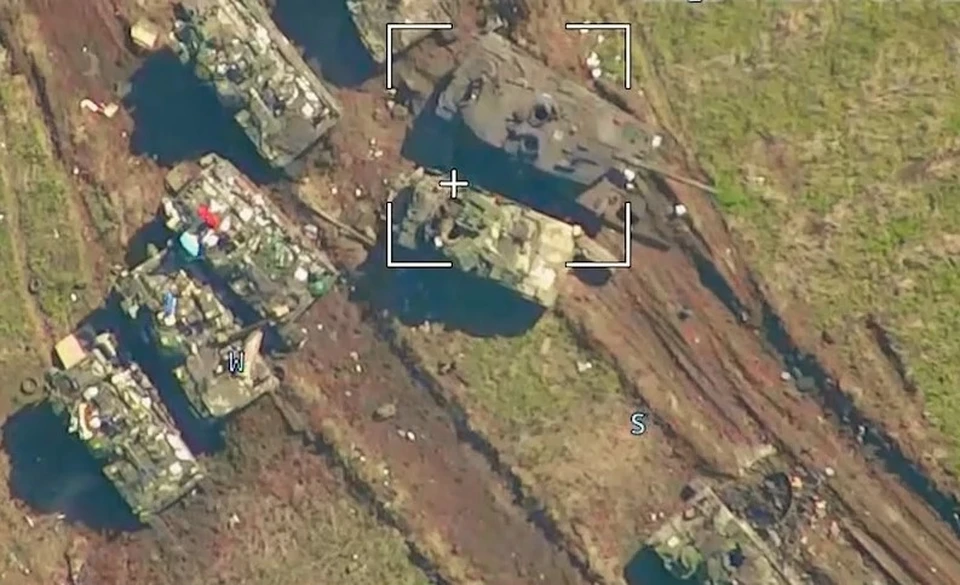 На видео, снятом с квадрокоптера, - разбитая колонна ВСУ, которая пыталась на рубеж Работино-Вербовое в Запорожской области.