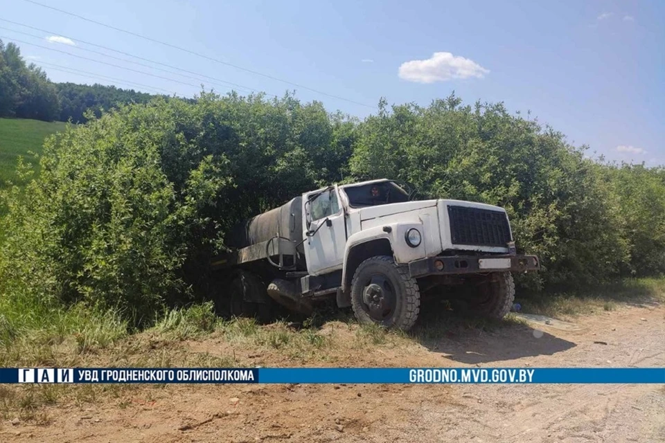 В Кореличском районе опрокинулась цистерна с молоком. Фото: ГАИ УВД Гродненского облисполкома