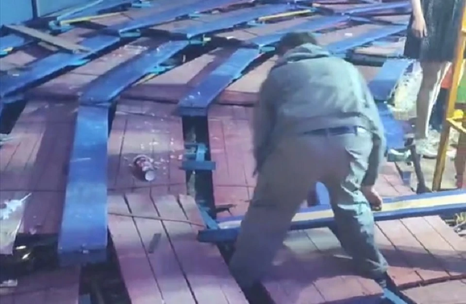 Специалисты разгребают завалы на месте происшествия. Фото: Скриншот из видео