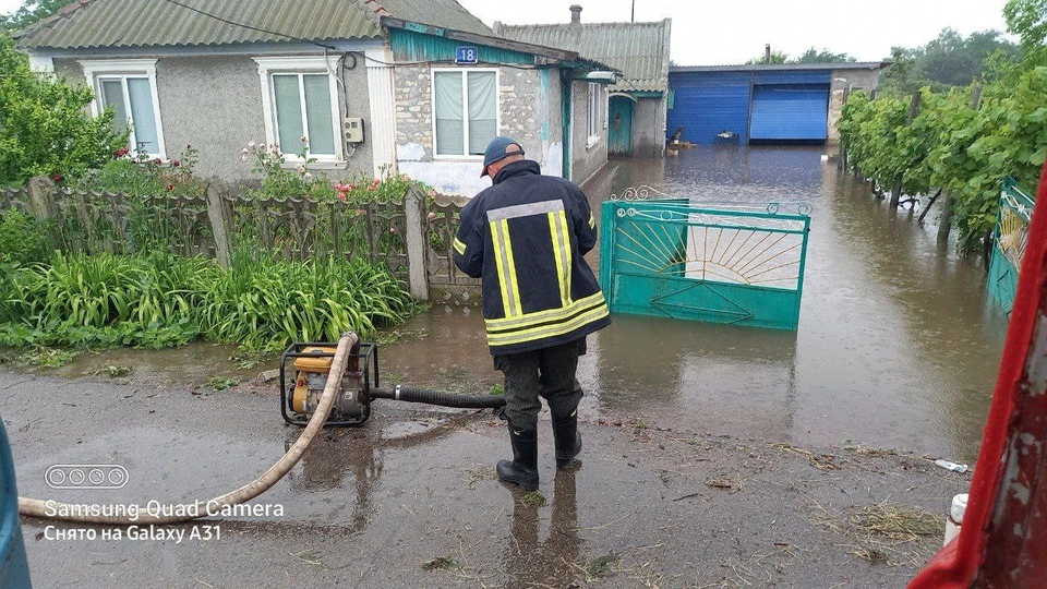 Спасатели ежедневно занимаются откачкой воды ФОТО: ГУ МЧС Херсонской области