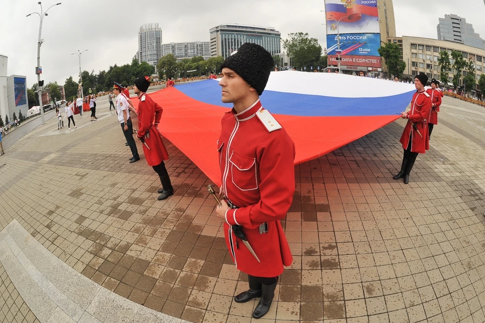 Триколор пронесли по периметру Главной городской площади.