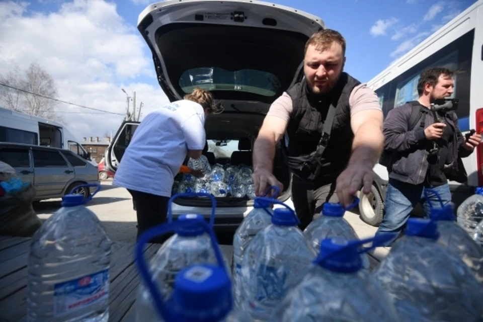 В регион отправили продукты питания, питьевую воду, иконы и спецрюкзаки