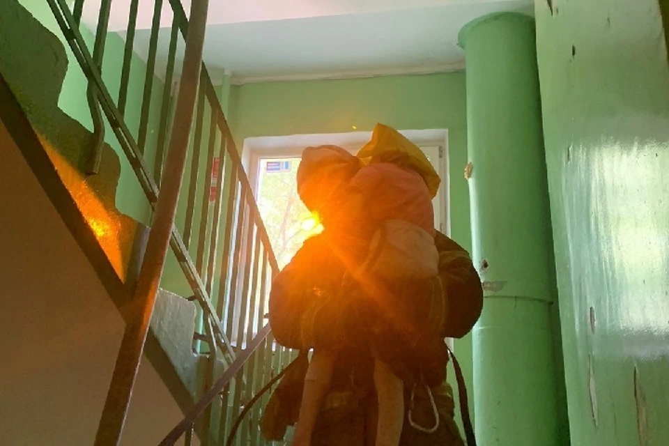 Одного из детей пришлось нести на руках.
